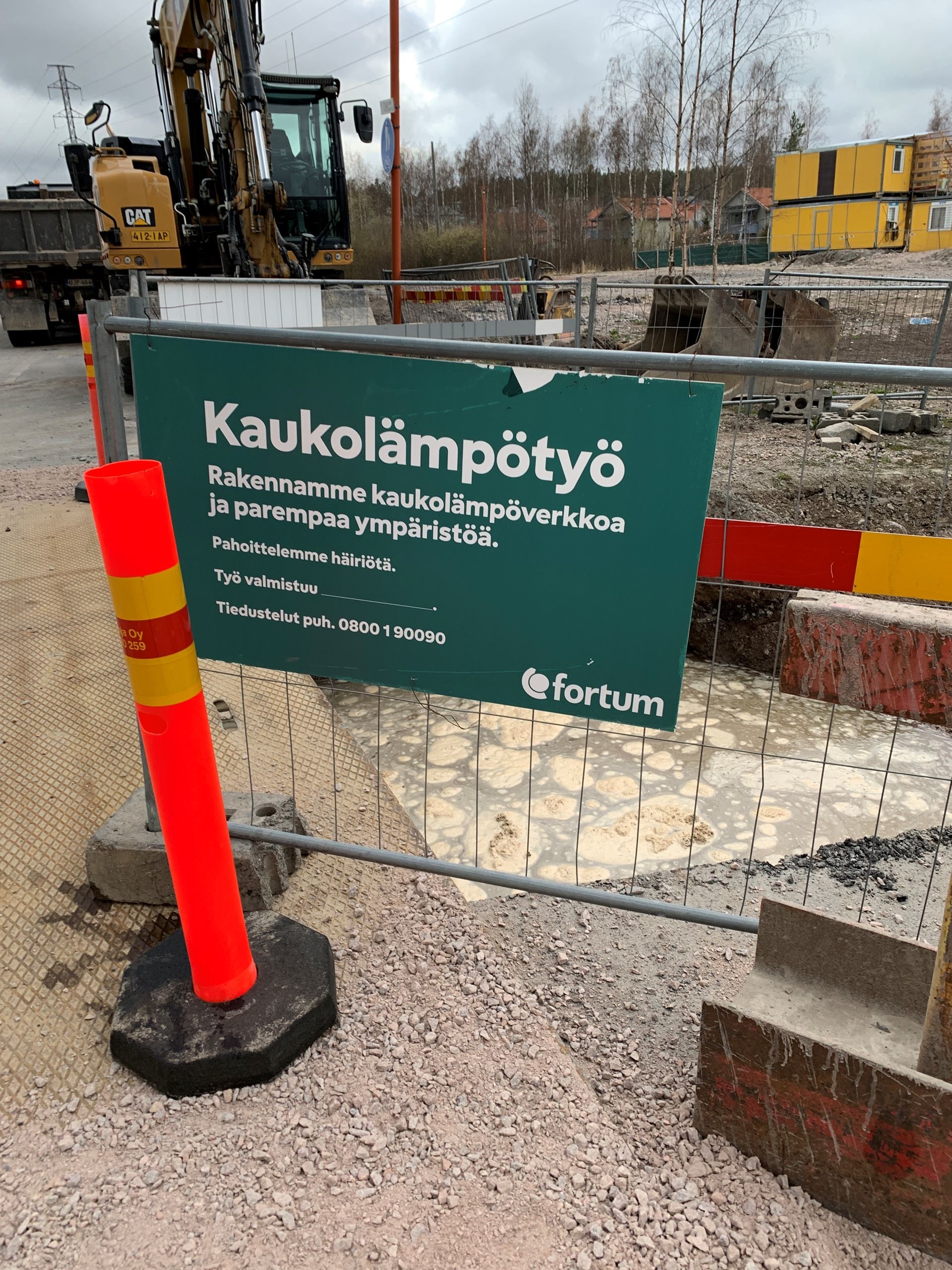 Nauriskasken koulun työmaan  kaukolämpökaivanto aiheuttaa haittaa ohikulkijoille