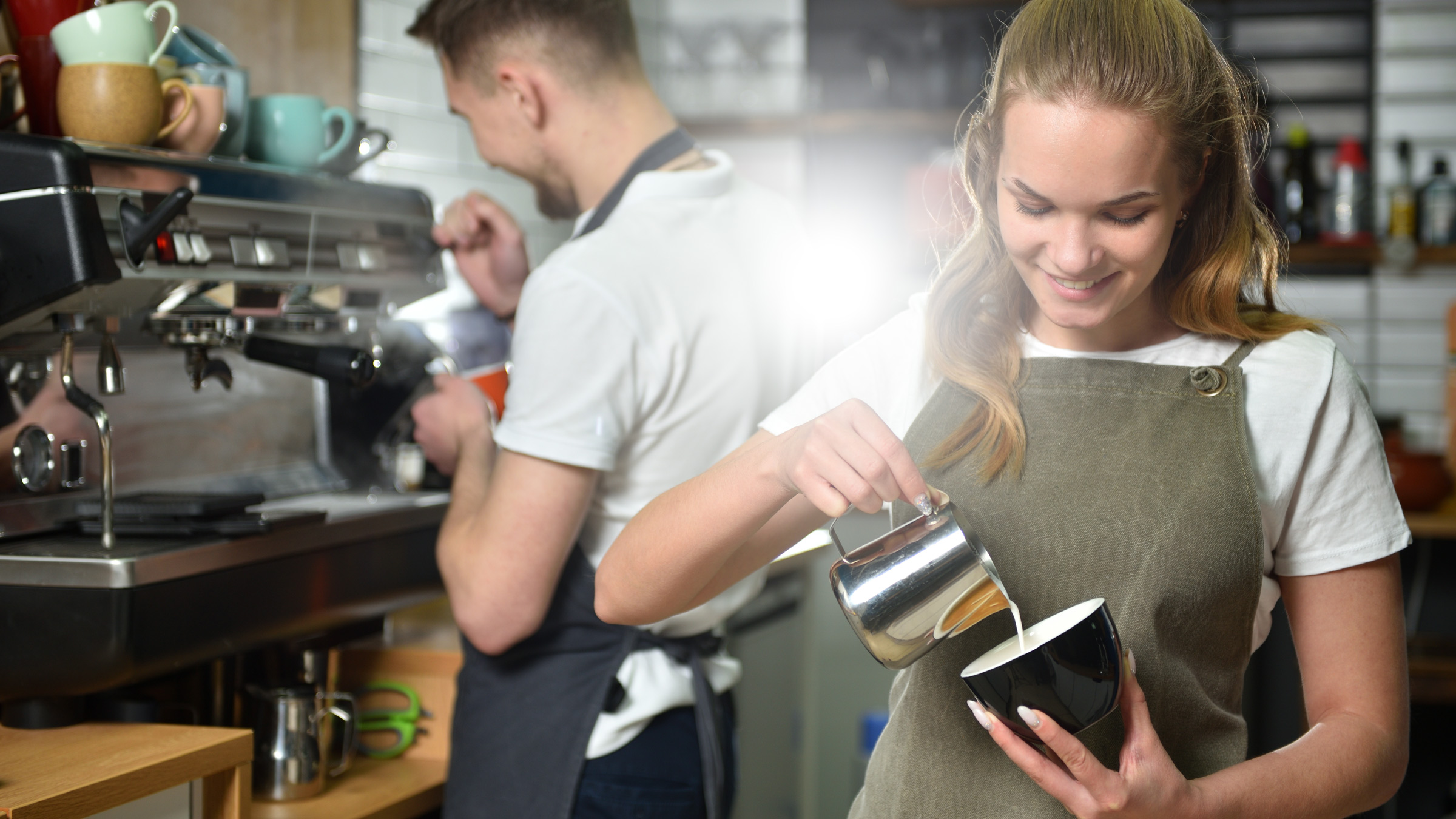 Kahvilatyöntekijä kaatamassa kahvia
